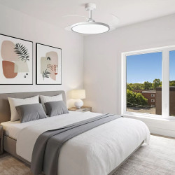 Ventilatore da soffitto con pale retrattili e luce LED in camera da letto